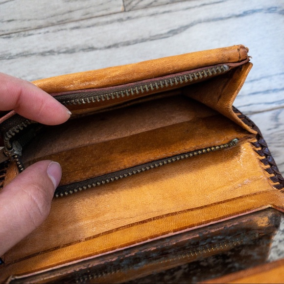 *SOLD* vintage 70s leather rose embossed wallet - Picture 5 of 7